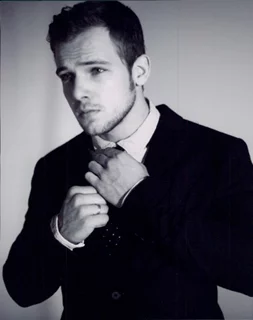 Max Thieriot autograph