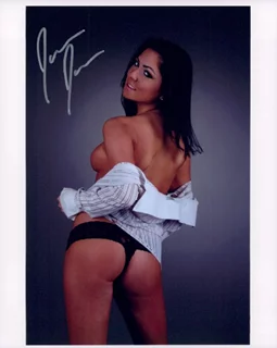 Jaelyn James autograph