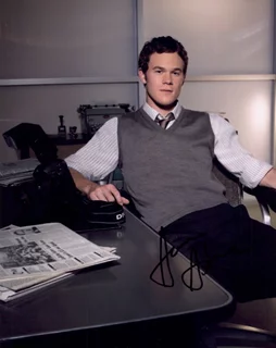 Aaron Ashmore autograph