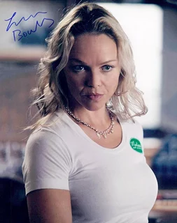 Lauren Bowles autograph