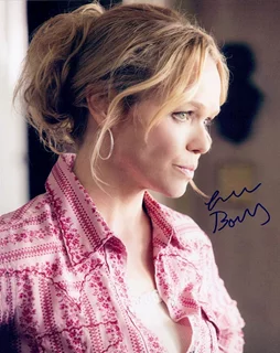 Lauren Bowles autograph