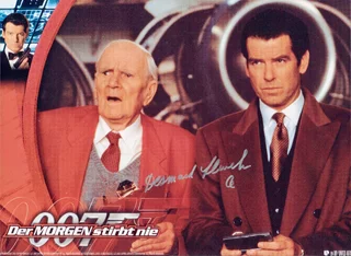 Desmond Llewelyn autograph