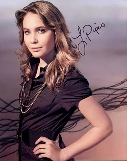 Leah Pipes autograph