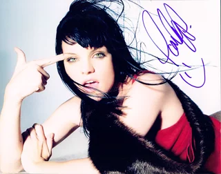 Pauley Perrette autograph