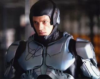 Joel  Kinnaman autograph