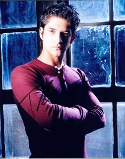 Tyler Posey autograph