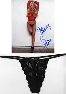 Lindsey Pelas autograph