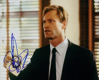 Aaron Eckhart autograph