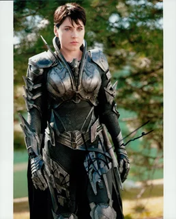 Antje Traue autograph
