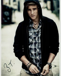 Brenton Thwaites autograph