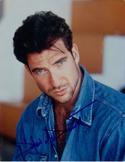 Dylan McDermott autograph