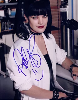 Pauley Perrette autograph