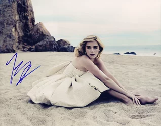 Kiernan Shipka autograph