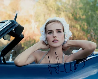 Isabel Lucas autograph