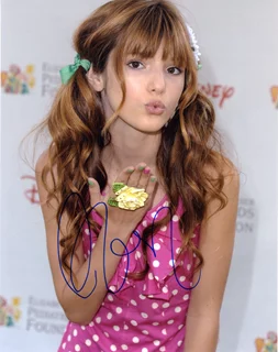 Bella Thorne autograph