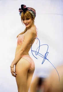 Bella Thorne autograph
