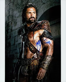 Manu Bennett autograph