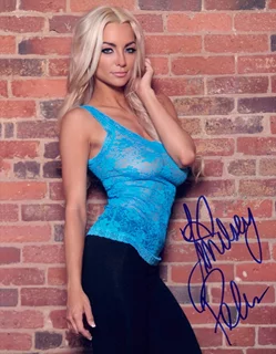 Lindsey Pelas autograph