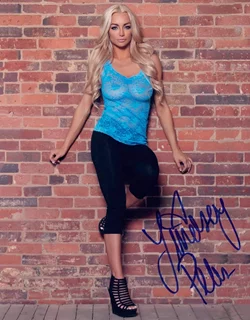 Lindsey Pelas autograph