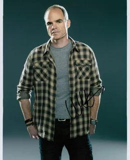 Michael Kelly autograph