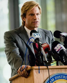 Aaron Eckhart autograph