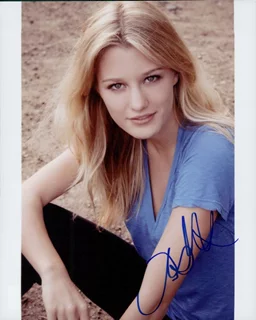 Ashley Hinshaw autograph