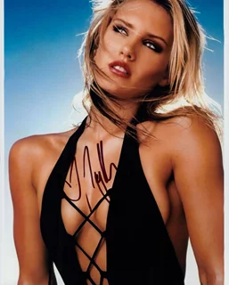 Nicky Whelan autograph