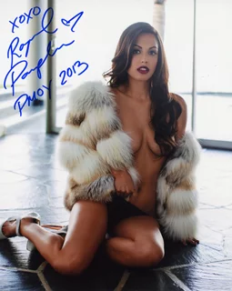 Raquel Pomplun autograph