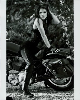 Marie Avgeropoulos autograph