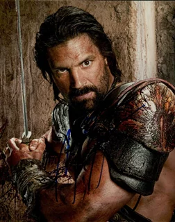 Manu Bennett autograph