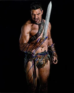 Manu Bennett autograph