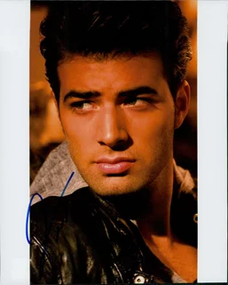 Jencarlos Canela autograph