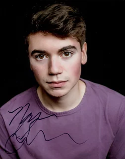 Noah Galvin autograph