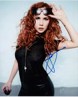 Juno Temple autograph