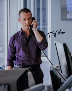 Jeremy Strong autograph