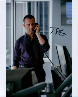 Jeremy Strong autograph