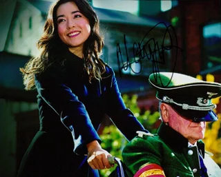 Maya Erskine autograph