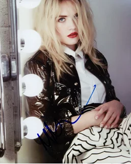 Maddie Hasson autograph