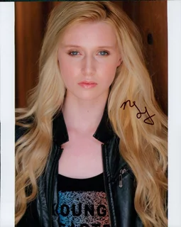 Nicole Tompkins autograph