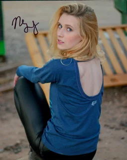 Nicole Tompkins autograph