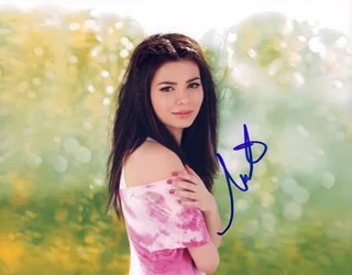 Miranda Cosgrove autograph
