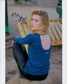 Nicole Tompkins autograph