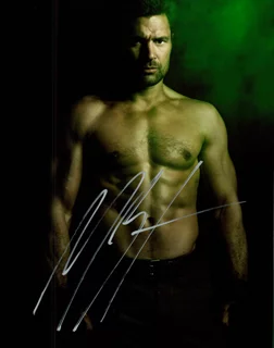 Manu Bennett autograph