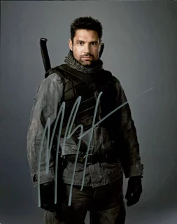 Manu Bennett autograph