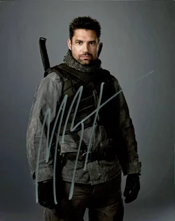 Manu Bennett autograph