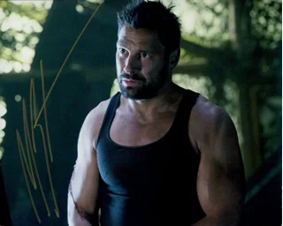 Manu Bennett autograph