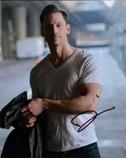 Derek Wilson autograph