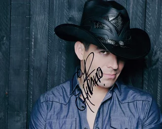 Omar Chaparro autograph