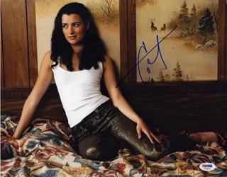 Cote de Pablo autograph