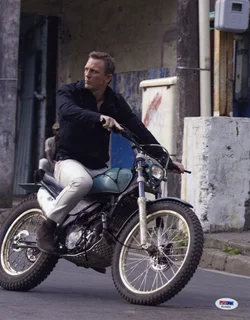 Daniel Craig autograph